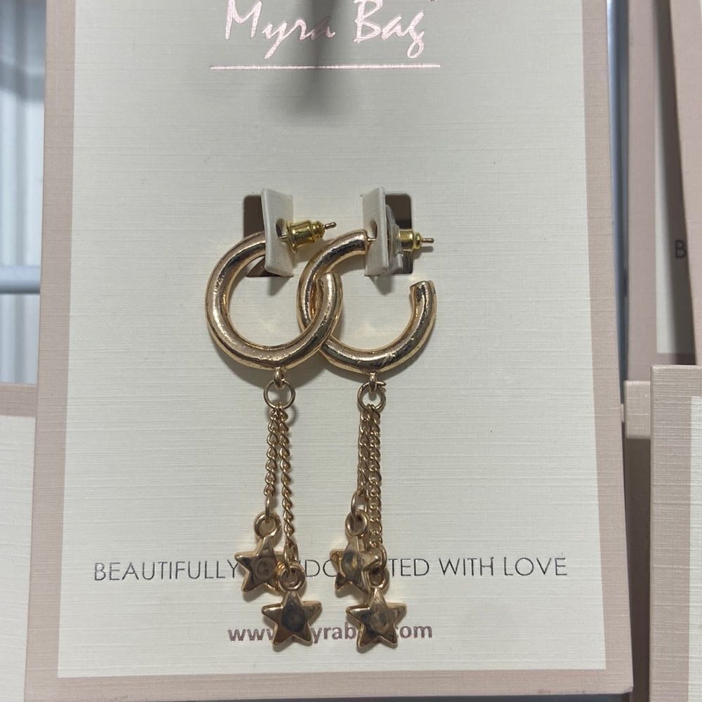 Gold star earrings‎
